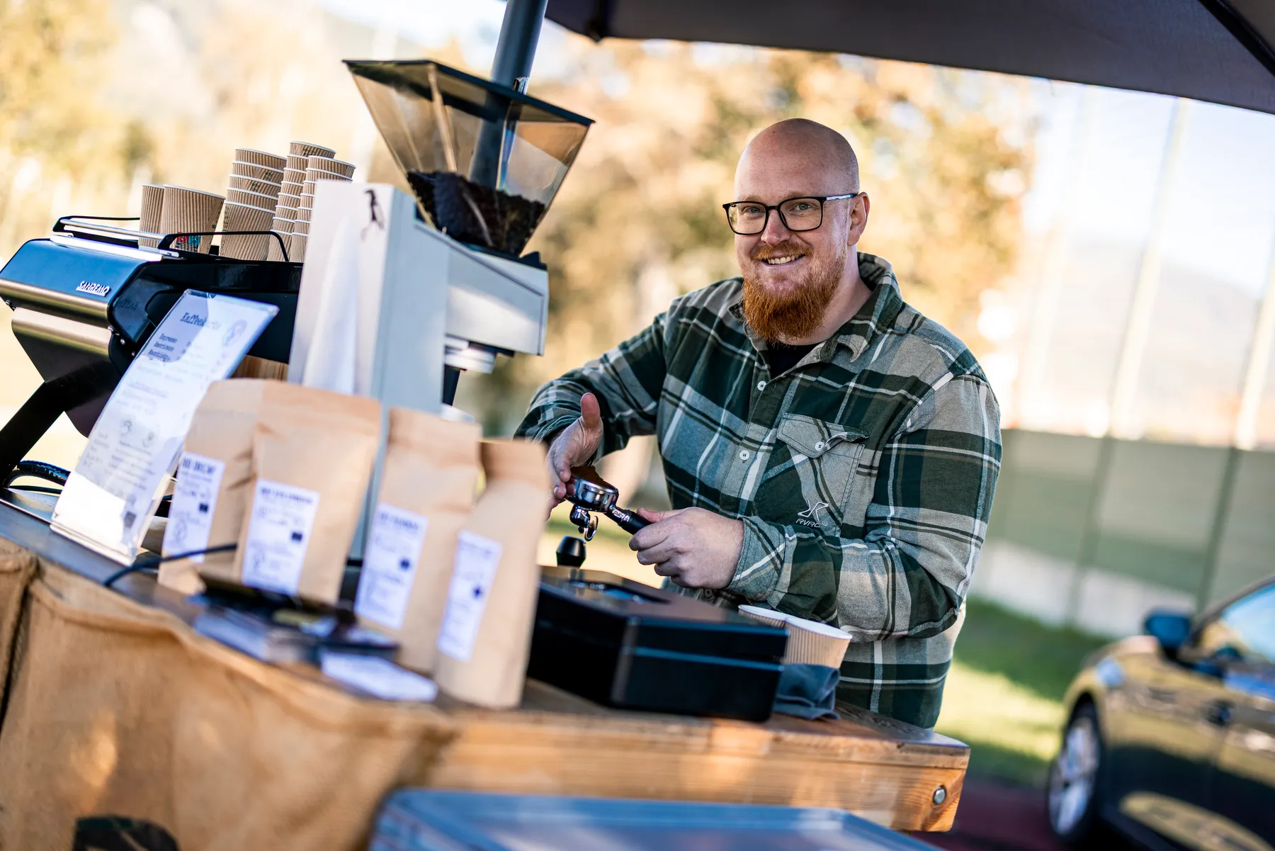 Manuel am Kaffeestand